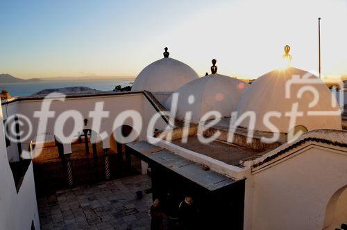 Von der Moschee in Sidi Bou Said kann man den Golf von Tunis überblicken und sich in dem romantischen Touristenstädtchen ein wenig umsehen. Es gibt viel zu entdecken.