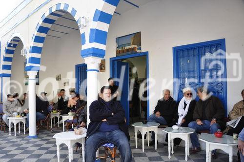 In vielen tunesien Restaurants Bars und Cafés sind Männer anzutreffen, die sich hier treffen, warten, beobachten und  einen Kaffee oder Tee trinken 