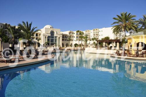 Hier kann man richtig schwimmen: Die grosszügige Poolanlage des Luxushotels Le Residence Tunis, eine der feinsten Adressen der Stadt.