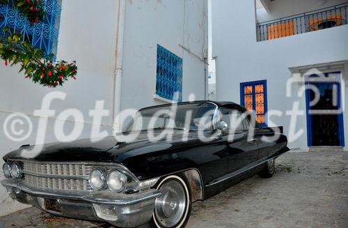 Ein schwarzer Oldtimer Cadillac, der so gar nicht in dieses malerische tunesische Viertel von Sidi Bou Said passt. 