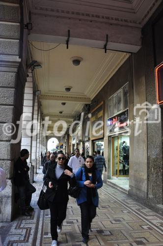 Einkaufs-Bummeln unter den Arkaden auf der Avenue Mohamed V, der zur Medina führt