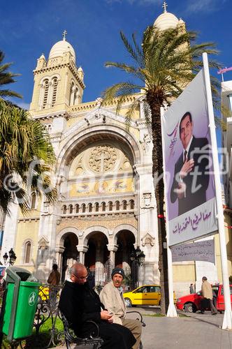 Staatspräsident Ben Ali wacht auch vor der Katholischen Kirche in Tunis am Eingang zur Medina mit den vielen Souk