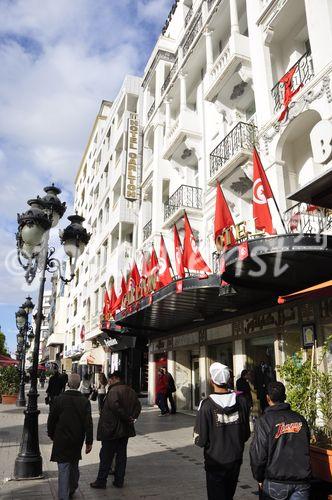 Tunis Haupt-Boulevard, die Avenue Mohamed V, verläuft von der Turmuhr bis zur Medina. 