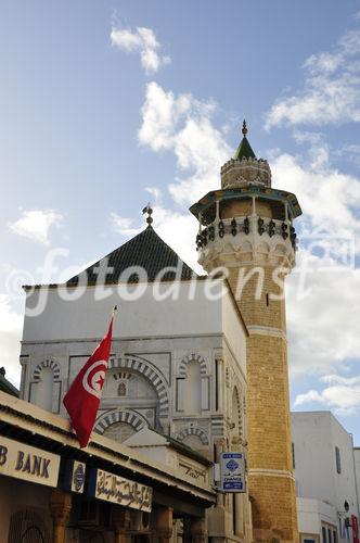 Auf dem Weg zum Minarett der über 1000 jährigen Ez-Zitouna-Moschee in der Medina von Tunis. 