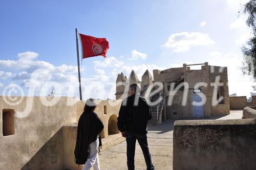 Von der Burg in Hamamet überblickt man den Golf von Hamamet und die Medina mit ihren Souks im beliebten Touristenort Tunesiens