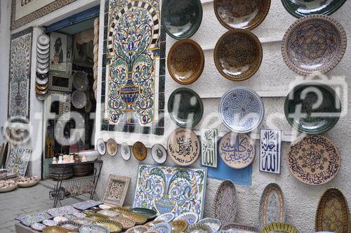 Eine uralte Tradition perfektioniert: Keramik-Kunsthandwerk-Atelier in der Medina von Tunis. Begehrte Souveniers für Touristen. 