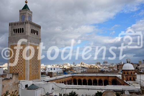 Das Minarett der über 1000 jährigen Ez-Zitouna Moschee in der Medina von Tunis, die vom orientalischen Bazar mit seinen Souks umsäumt ist