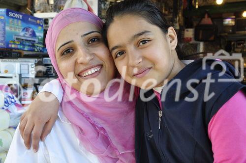 Zwei strahlende tunesische Geschwister auf dem Markt von Zaghouan