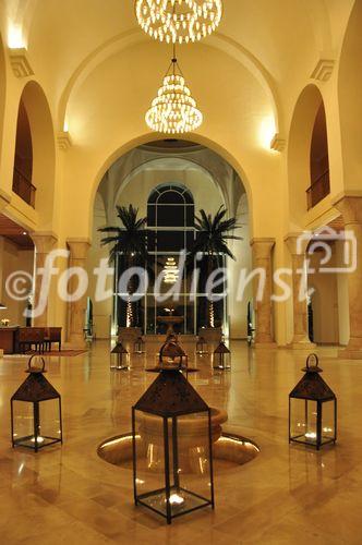 Die orientalische Lobby des Luxushotels Le Residence in Tunis strahlt mit seinem Lichterglanz und den Laternen eine gemütliche Atmosphäre aus