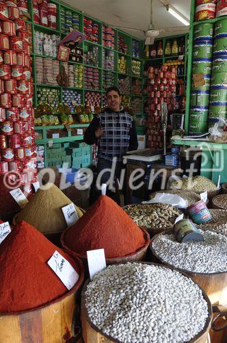 Auf dem Gewürzmarkt in Zaghouan türmen sich Berge orientalischer Gewürze in den Souks