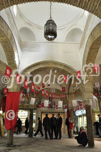Die mit Nationalflaggen geschmückte Altstadt von Tunis mit den vielen Souks  ist ein Bijoux unter den orientalischern Bazars