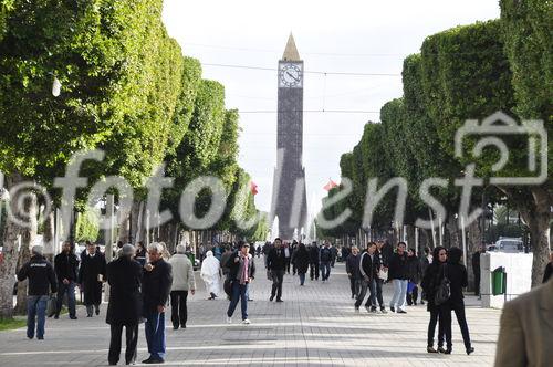 Der Avenue Mohamed V Boulevard in Tunis führt vom Zeitglockenturm zur Medina von Tunis