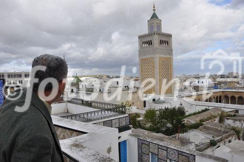 Der Ausblick von der Garten-Terrasse des Teppichhändlers auf die Ez Zitouna-Moschee im Zentrum der Medina von Tunis