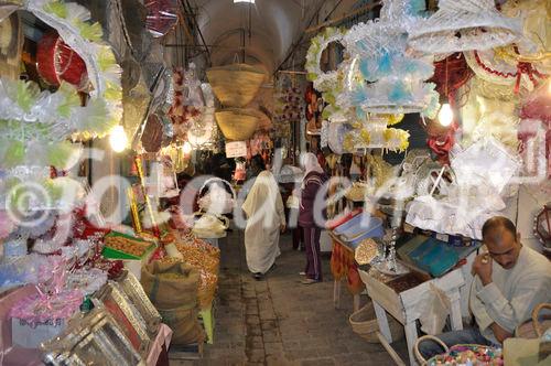 Die Souks in der Medina von Tunis bieten auch Hochzeitskleider feil. The souks and shops in the medina of Tunis are presenting wedding cloth and accessiors
