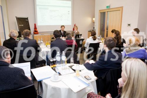 (c) fotodienst / Anna Rauchenberger - Wien, am 09.12.2009 - Der Vorstandsvorsitzende der Vorsorge Holding AG berichtete heute im Hotel Le Meridien über die Entwicklung der Vorsorge Holding Unternehmensgruppe und zog Resumée über die Auswirkungen der Finanzkrise auf die Pensionssituation. Der Stellenwert der Betrieblichen Altersvorsorge, die Erwartungshaltungen der Unternehmen, Mitarbeiter und Pensionisten und die aktuell diskutierten Reformbestrebungen im Pensionskassengesetz standen im Mittelpunkt. FOTO v.l.: VDir. Mag. Andreas Zakostelsky, Vorstandsdirektor Vorsorge Holding AG, Monika Schmid, Leiterin Unternehmenskommunikation, Vorsorge Holding AG