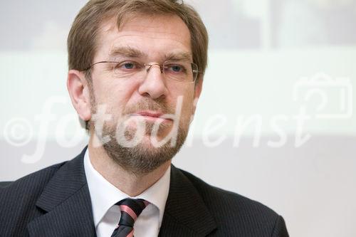 (c) fotodienst / Anna Rauchenberger - Wien, am 09.12.2009 - Der Vorstandsvorsitzende der Vorsorge Holding AG berichtete heute im Hotel Le Meridien über die Entwicklung der Vorsorge Holding Unternehmensgruppe und zog Resumée über die Auswirkungen der Finanzkrise auf die Pensionssituation. Der Stellenwert der Betrieblichen Altersvorsorge, die Erwartungshaltungen der Unternehmen, Mitarbeiter und Pensionisten und die aktuell diskutierten Reformbestrebungen im Pensionskassengesetz standen im Mittelpunkt. FOTO: VDir. Mag. Andreas Zakostelsky, Vorstandsdirektor Vorsorge Holding AG