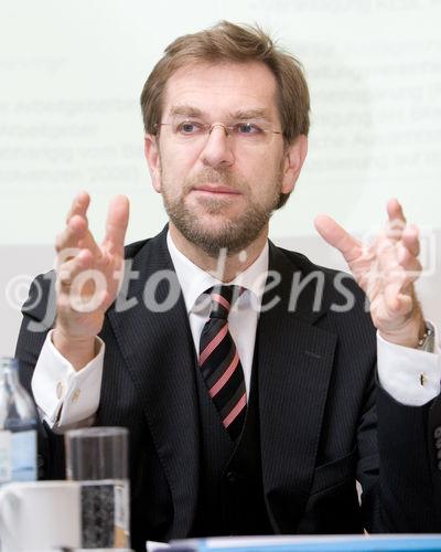 (c) fotodienst / Anna Rauchenberger - Wien, am 09.12.2009 - Der Vorstandsvorsitzende der Vorsorge Holding AG berichtete heute im Hotel Le Meridien über die Entwicklung der Vorsorge Holding Unternehmensgruppe und zog Resumée über die Auswirkungen der Finanzkrise auf die Pensionssituation. Der Stellenwert der Betrieblichen Altersvorsorge, die Erwartungshaltungen der Unternehmen, Mitarbeiter und Pensionisten und die aktuell diskutierten Reformbestrebungen im Pensionskassengesetz standen im Mittelpunkt. FOTO: VDir. Mag. Andreas Zakostelsky, Vorstandsdirektor Vorsorge Holding AG