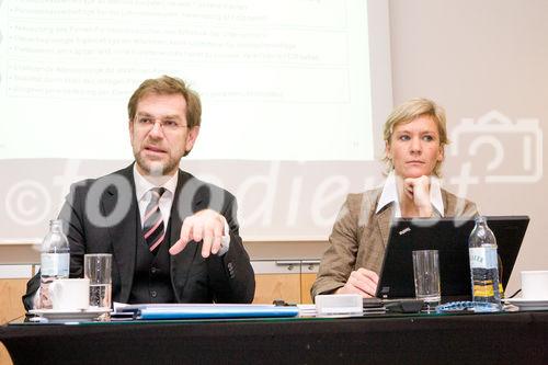 (c) fotodienst / Anna Rauchenberger - Wien, am 09.12.2009 - Der Vorstandsvorsitzende der Vorsorge Holding AG berichtete heute im Hotel Le Meridien über die Entwicklung der Vorsorge Holding Unternehmensgruppe und zog Resumée über die Auswirkungen der Finanzkrise auf die Pensionssituation. Der Stellenwert der Betrieblichen Altersvorsorge, die Erwartungshaltungen der Unternehmen, Mitarbeiter und Pensionisten und die aktuell diskutierten Reformbestrebungen im Pensionskassengesetz standen im Mittelpunkt. FOTO v.l.: VDir. Mag. Andreas Zakostelsky, Vorstandsdirektor Vorsorge Holding AG, Monika Schmid, Leiterin Unternehmenskommunikation, Vorsorge Holding AG