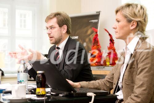 (c) fotodienst / Anna Rauchenberger - Wien, am 09.12.2009 - Der Vorstandsvorsitzende der Vorsorge Holding AG berichtete heute im Hotel Le Meridien über die Entwicklung der Vorsorge Holding Unternehmensgruppe und zog Resumée über die Auswirkungen der Finanzkrise auf die Pensionssituation. Der Stellenwert der Betrieblichen Altersvorsorge, die Erwartungshaltungen der Unternehmen, Mitarbeiter und Pensionisten und die aktuell diskutierten Reformbestrebungen im Pensionskassengesetz standen im Mittelpunkt. FOTO v.l.: VDir. Mag. Andreas Zakostelsky, Vorstandsdirektor Vorsorge Holding AG, Monika Schmid, Leiterin Unternehmenskommunikation, Vorsorge Holding AG