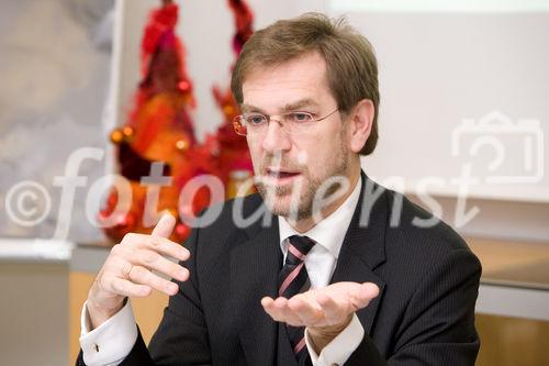 (c) fotodienst / Anna Rauchenberger - Wien, am 09.12.2009 - Der Vorstandsvorsitzende der Vorsorge Holding AG berichtete heute im Hotel Le Meridien über die Entwicklung der Vorsorge Holding Unternehmensgruppe und zog Resumée über die Auswirkungen der Finanzkrise auf die Pensionssituation. Der Stellenwert der Betrieblichen Altersvorsorge, die Erwartungshaltungen der Unternehmen, Mitarbeiter und Pensionisten und die aktuell diskutierten Reformbestrebungen im Pensionskassengesetz standen im Mittelpunkt. FOTO: VDir. Mag. Andreas Zakostelsky, Vorstandsdirektor Vorsorge Holding AG