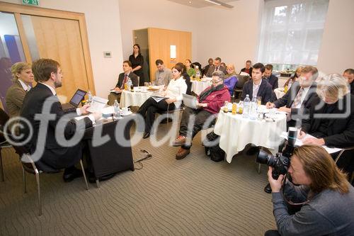 (c) fotodienst / Anna Rauchenberger - Wien, am 09.12.2009 - Der Vorstandsvorsitzende der Vorsorge Holding AG berichtete heute im Hotel Le Meridien über die Entwicklung der Vorsorge Holding Unternehmensgruppe und zog Resumée über die Auswirkungen der Finanzkrise auf die Pensionssituation. Der Stellenwert der Betrieblichen Altersvorsorge, die Erwartungshaltungen der Unternehmen, Mitarbeiter und Pensionisten und die aktuell diskutierten Reformbestrebungen im Pensionskassengesetz standen im Mittelpunkt. FOTO v.l.: VDir. Mag. Andreas Zakostelsky, Vorstandsdirektor Vorsorge Holding AG, Monika Schmid, Leiterin Unternehmenskommunikation, Vorsorge Holding AG