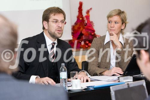 (c) fotodienst / Anna Rauchenberger - Wien, am 09.12.2009 - Der Vorstandsvorsitzende der Vorsorge Holding AG berichtete heute im Hotel Le Meridien über die Entwicklung der Vorsorge Holding Unternehmensgruppe und zog Resumée über die Auswirkungen der Finanzkrise auf die Pensionssituation. Der Stellenwert der Betrieblichen Altersvorsorge, die Erwartungshaltungen der Unternehmen, Mitarbeiter und Pensionisten und die aktuell diskutierten Reformbestrebungen im Pensionskassengesetz standen im Mittelpunkt. FOTO v.l.: VDir. Mag. Andreas Zakostelsky, Vorstandsdirektor Vorsorge Holding AG, Monika Schmid, Leiterin Unternehmenskommunikation, Vorsorge Holding AG