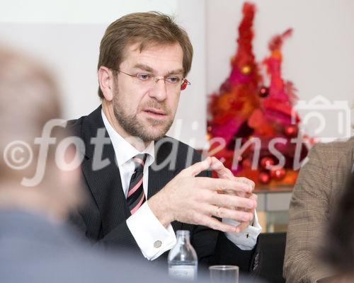 (c) fotodienst / Anna Rauchenberger - Wien, am 09.12.2009 - Der Vorstandsvorsitzende der Vorsorge Holding AG berichtete heute im Hotel Le Meridien über die Entwicklung der Vorsorge Holding Unternehmensgruppe und zog Resumée über die Auswirkungen der Finanzkrise auf die Pensionssituation. Der Stellenwert der Betrieblichen Altersvorsorge, die Erwartungshaltungen der Unternehmen, Mitarbeiter und Pensionisten und die aktuell diskutierten Reformbestrebungen im Pensionskassengesetz standen im Mittelpunkt. FOTO: VDir. Mag. Andreas Zakostelsky, Vorstandsdirektor Vorsorge Holding AG