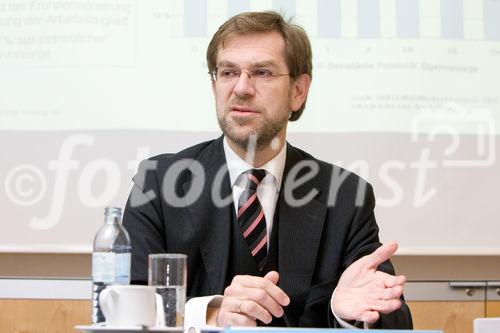 (c) fotodienst / Anna Rauchenberger - Wien, am 09.12.2009 - Der Vorstandsvorsitzende der Vorsorge Holding AG berichtete heute im Hotel Le Meridien über die Entwicklung der Vorsorge Holding Unternehmensgruppe und zog Resumée über die Auswirkungen der Finanzkrise auf die Pensionssituation. Der Stellenwert der Betrieblichen Altersvorsorge, die Erwartungshaltungen der Unternehmen, Mitarbeiter und Pensionisten und die aktuell diskutierten Reformbestrebungen im Pensionskassengesetz standen im Mittelpunkt. FOTO: VDir. Mag. Andreas Zakostelsky, Vorstandsdirektor Vorsorge Holding AG