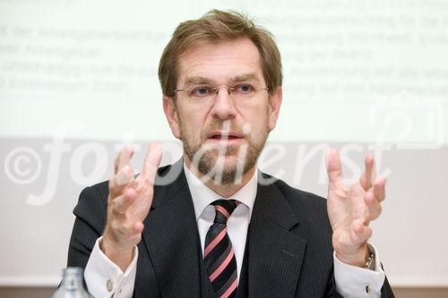 (c) fotodienst / Anna Rauchenberger - Wien, am 09.12.2009 - Der Vorstandsvorsitzende der Vorsorge Holding AG berichtete heute im Hotel Le Meridien über die Entwicklung der Vorsorge Holding Unternehmensgruppe und zog Resumée über die Auswirkungen der Finanzkrise auf die Pensionssituation. Der Stellenwert der Betrieblichen Altersvorsorge, die Erwartungshaltungen der Unternehmen, Mitarbeiter und Pensionisten und die aktuell diskutierten Reformbestrebungen im Pensionskassengesetz standen im Mittelpunkt. FOTO: VDir. Mag. Andreas Zakostelsky, Vorstandsdirektor Vorsorge Holding AG