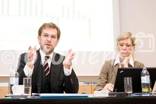 (c) fotodienst / Anna Rauchenberger - Wien, am 09.12.2009 - Der Vorstandsvorsitzende der Vorsorge Holding AG berichtete heute im Hotel Le Meridien über die Entwicklung der Vorsorge Holding Unternehmensgruppe und zog Resumée über die Auswirkungen der Finanzkrise auf die Pensionssituation. Der Stellenwert der Betrieblichen Altersvorsorge, die Erwartungshaltungen der Unternehmen, Mitarbeiter und Pensionisten und die aktuell diskutierten Reformbestrebungen im Pensionskassengesetz standen im Mittelpunkt. FOTO v.l.: VDir. Mag. Andreas Zakostelsky, Vorstandsdirektor Vorsorge Holding AG, Monika Schmid, Leiterin Unternehmenskommunikation, Vorsorge Holding AG