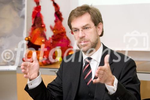 (c) fotodienst / Anna Rauchenberger - Wien, am 09.12.2009 - Der Vorstandsvorsitzende der Vorsorge Holding AG berichtete heute im Hotel Le Meridien über die Entwicklung der Vorsorge Holding Unternehmensgruppe und zog Resumée über die Auswirkungen der Finanzkrise auf die Pensionssituation. Der Stellenwert der Betrieblichen Altersvorsorge, die Erwartungshaltungen der Unternehmen, Mitarbeiter und Pensionisten und die aktuell diskutierten Reformbestrebungen im Pensionskassengesetz standen im Mittelpunkt. FOTO: VDir. Mag. Andreas Zakostelsky, Vorstandsdirektor Vorsorge Holding AG