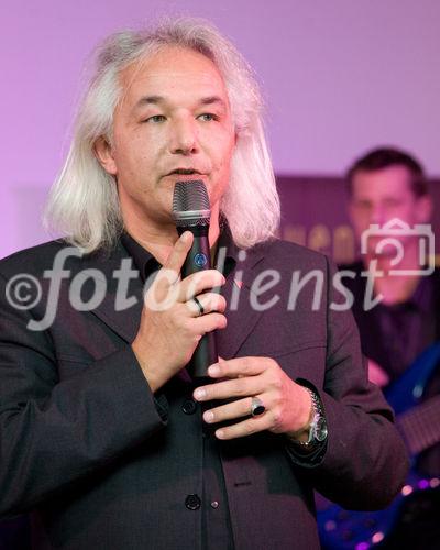 (c) fotodienst / Anna Rauchenberger - Wien, am 25.11.2009 - 'The Culinary World of Vienna International Hotels & Resorts' heißt der soeben im Eigenverlag erschienene kulinarische Bildband in der zweiten Auflage der Hotelgruppe Vienna International. Wie eine Reise durch Europa lesen sich die 108 Rezepte, die auf 384 Seiten und darüber hinaus noch in sechs Sprachen präsentiert werden. FOTO: Rudolf Tucek, CEO Vienna International Hotelmanagement AG