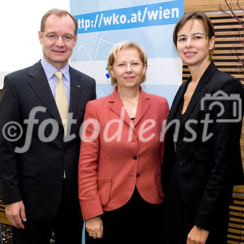 (c) fotodienst / Anna Rauchenberger - Wien, am 02.12.2009 - Heute wurde in der Wirtschaftskammer Wien die neue Karmasin - Studie 'Erfolgsstrategien österreichischer Unternehmen aus der Krise' präsentiert. Die Studie soll als Wegweiser für wirtschaftlich schwierige Momente dienen. Die Wirtschaftskammer Wien bietet mit 'Fit 2010'  Wiener KMUs ein konzentriertes Maßnahmenbündel zum Durchstarten. FOTO v.l.: Alfred Harl, CMC, Obmann Fachverband Unternehmensberatung und Informationstechnologie (UBIT), KR Brigitte Jank, Präsidentin Wirtschaftskammer Wien, Dr. Sophie Karmasin, Karmasin Motivforschung