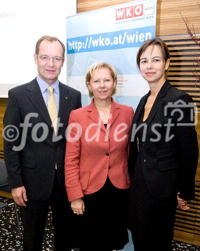 (c) fotodienst / Anna Rauchenberger - Wien, am 02.12.2009 - Heute wurde in der Wirtschaftskammer Wien die neue Karmasin - Studie 'Erfolgsstrategien österreichischer Unternehmen aus der Krise' präsentiert. Die Studie soll als Wegweiser für wirtschaftlich schwierige Momente dienen. Die Wirtschaftskammer Wien bietet mit 'Fit 2010'  Wiener KMUs ein konzentriertes Maßnahmenbündel zum Durchstarten. FOTO v.l.: Alfred Harl, CMC, Obmann Fachverband Unternehmensberatung und Informationstechnologie (UBIT), KR Brigitte Jank, Präsidentin Wirtschaftskammer Wien, Dr. Sophie Karmasin, Karmasin Motivforschung