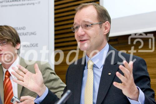 (c) fotodienst / Anna Rauchenberger - Wien, am 02.12.2009 - Heute wurde in der Wirtschaftskammer Wien die neue Karmasin - Studie 'Erfolgsstrategien österreichischer Unternehmen aus der Krise' präsentiert. Die Studie soll als Wegweiser für wirtschaftlich schwierige Momente dienen. Die Wirtschaftskammer Wien bietet mit 'Fit 2010'  Wiener KMUs ein konzentriertes Maßnahmenbündel zum Durchstarten. FOTO: Alfred Harl, CMC, Obmann Fachverband Unternehmensberatung und Informationstechnologie (UBIT)