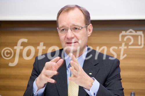 (c) fotodienst / Anna Rauchenberger - Wien, am 02.12.2009 - Heute wurde in der Wirtschaftskammer Wien die neue Karmasin - Studie 'Erfolgsstrategien österreichischer Unternehmen aus der Krise' präsentiert. Die Studie soll als Wegweiser für wirtschaftlich schwierige Momente dienen. Die Wirtschaftskammer Wien bietet mit 'Fit 2010'  Wiener KMUs ein konzentriertes Maßnahmenbündel zum Durchstarten. FOTO: Alfred Harl, CMC, Obmann Fachverband Unternehmensberatung und Informationstechnologie (UBIT)