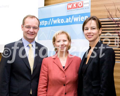 (c) fotodienst / Anna Rauchenberger - Wien, am 02.12.2009 - Heute wurde in der Wirtschaftskammer Wien die neue Karmasin - Studie 'Erfolgsstrategien österreichischer Unternehmen aus der Krise' präsentiert. Die Studie soll als Wegweiser für wirtschaftlich schwierige Momente dienen. Die Wirtschaftskammer Wien bietet mit 'Fit 2010'  Wiener KMUs ein konzentriertes Maßnahmenbündel zum Durchstarten. FOTO v.l.: Alfred Harl, CMC, Obmann Fachverband Unternehmensberatung und Informationstechnologie (UBIT), KR Brigitte Jank, Präsidentin Wirtschaftskammer Wien, Dr. Sophie Karmasin, Karmasin Motivforschung