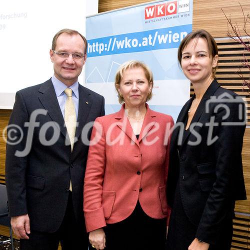 (c) fotodienst / Anna Rauchenberger - Wien, am 02.12.2009 - Heute wurde in der Wirtschaftskammer Wien die neue Karmasin - Studie 'Erfolgsstrategien österreichischer Unternehmen aus der Krise' präsentiert. Die Studie soll als Wegweiser für wirtschaftlich schwierige Momente dienen. Die Wirtschaftskammer Wien bietet mit 'Fit 2010'  Wiener KMUs ein konzentriertes Maßnahmenbündel zum Durchstarten. FOTO v.l.: Alfred Harl, CMC, Obmann Fachverband Unternehmensberatung und Informationstechnologie (UBIT), KR Brigitte Jank, Präsidentin Wirtschaftskammer Wien, Dr. Sophie Karmasin, Karmasin Motivforschung