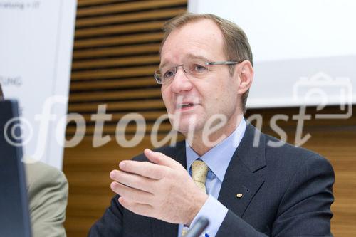 (c) fotodienst / Anna Rauchenberger - Wien, am 02.12.2009 - Heute wurde in der Wirtschaftskammer Wien die neue Karmasin - Studie 'Erfolgsstrategien österreichischer Unternehmen aus der Krise' präsentiert. Die Studie soll als Wegweiser für wirtschaftlich schwierige Momente dienen. Die Wirtschaftskammer Wien bietet mit 'Fit 2010'  Wiener KMUs ein konzentriertes Maßnahmenbündel zum Durchstarten. FOTO: Alfred Harl, CMC, Obmann Fachverband Unternehmensberatung und Informationstechnologie (UBIT)