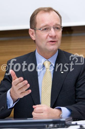 (c) fotodienst / Anna Rauchenberger - Wien, am 02.12.2009 - Heute wurde in der Wirtschaftskammer Wien die neue Karmasin - Studie 'Erfolgsstrategien österreichischer Unternehmen aus der Krise' präsentiert. Die Studie soll als Wegweiser für wirtschaftlich schwierige Momente dienen. Die Wirtschaftskammer Wien bietet mit 'Fit 2010'  Wiener KMUs ein konzentriertes Maßnahmenbündel zum Durchstarten. FOTO: Alfred Harl, CMC, Obmann Fachverband Unternehmensberatung und Informationstechnologie (UBIT)