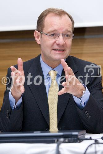 (c) fotodienst / Anna Rauchenberger - Wien, am 02.12.2009 - Heute wurde in der Wirtschaftskammer Wien die neue Karmasin - Studie 'Erfolgsstrategien österreichischer Unternehmen aus der Krise' präsentiert. Die Studie soll als Wegweiser für wirtschaftlich schwierige Momente dienen. Die Wirtschaftskammer Wien bietet mit 'Fit 2010'  Wiener KMUs ein konzentriertes Maßnahmenbündel zum Durchstarten. FOTO: Alfred Harl, CMC, Obmann Fachverband Unternehmensberatung und Informationstechnologie (UBIT)