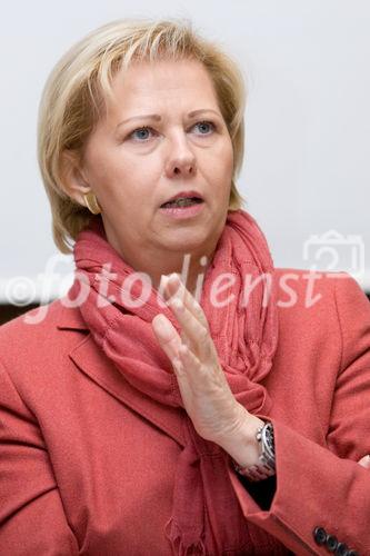 (c) fotodienst / Anna Rauchenberger - Wien, am 02.12.2009 - Heute wurde in der Wirtschaftskammer Wien die neue Karmasin - Studie 'Erfolgsstrategien österreichischer Unternehmen aus der Krise' präsentiert. Die Studie soll als Wegweiser für wirtschaftlich schwierige Momente dienen. Die Wirtschaftskammer Wien bietet mit 'Fit 2010'  Wiener KMUs ein konzentriertes Maßnahmenbündel zum Durchstarten. FOTO: KR Brigitte Jank, Präsidentin Wirtschaftskammer Wien