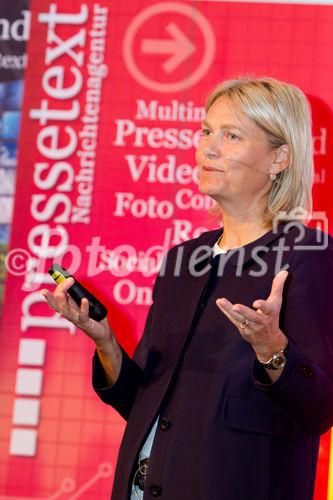 (c) fotodienst/Anna Rauchenberger - Zürich, Schweiz, am 28.09.2011 -  Die 'Social Media Convention 2011' tourt durch Europa und macht Station im Schweizer Zürich. Hier wird präsentiert, wie die Soziale Netzwerke richtig genutzt werden und worauf man achten muss. FOTO: Monica Glisenti, Migros Genossenschafts - Bund