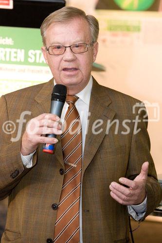 (c) fotodienst / Anna Rauchenberger - Wien, am 28.11.2009 - Heute öffnete die sechste Wiener Kleingartenmesse in der Stadthalle ihre Pforten. Präsentiert wurden Produkte, Ideen und Systeme rund um das Thema Bauen, Wohnen und Freizeit im Kleingarten. Weiters konnten Fachvorträge zu Gartengestaltung, Nachbarschaftsrecht, Förderungen und Sicherheit besucht werden. FOTO: Präsident Ing. Wilhelm Wohatschek, Präsident Zentralverband der Kleingärtner und Siedler Österreichs