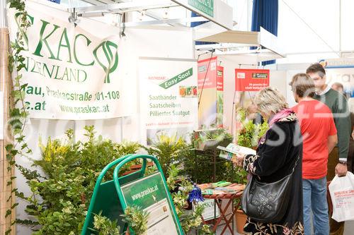 (c) fotodienst / Anna Rauchenberger - Wien, am 28.11.2009 - Heute öffnete die sechste Wiener Kleingartenmesse in der Stadthalle ihre Pforten. Präsentiert wurden Produkte, Ideen und Systeme rund um das Thema Bauen, Wohnen und Freizeit im Kleingarten. Weiters konnten Fachvorträge zu Gartengestaltung, Nachbarschaftsrecht, Förderungen und Sicherheit besucht werden.