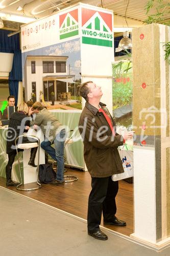 (c) fotodienst / Anna Rauchenberger - Wien, am 28.11.2009 - Heute öffnete die sechste Wiener Kleingartenmesse in der Stadthalle ihre Pforten. Präsentiert wurden Produkte, Ideen und Systeme rund um das Thema Bauen, Wohnen und Freizeit im Kleingarten. Weiters konnten Fachvorträge zu Gartengestaltung, Nachbarschaftsrecht, Förderungen und Sicherheit besucht werden.