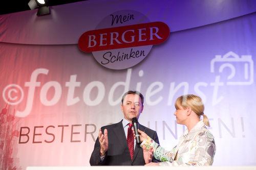 (c) fotodienst / Anna Rauchenberger - Wien, am 26.11.2009 - Der Schinkenspezialist Berger präsentiert im Palais Niederösterreich sein neues Regionalitätskonzept 'Regional Optimal', seine AMA-Gütesiegelprodukte und die geplante Marketingoffensive. FOTO: Lebensminister DI Niki Berlakovich und Kristina Sprenger, Schauspielerin, Moderatorin
