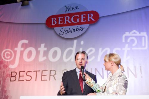 (c) fotodienst / Anna Rauchenberger - Wien, am 26.11.2009 - Der Schinkenspezialist Berger präsentiert im Palais Niederösterreich sein neues Regionalitätskonzept 'Regional Optimal', seine AMA-Gütesiegelprodukte und die geplante Marketingoffensive. FOTO: Lebensminister DI Niki Berlakovich und Kristina Sprenger, Schauspielerin, Moderatorin