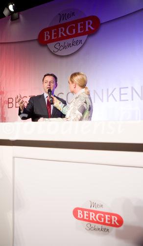 (c) fotodienst / Anna Rauchenberger - Wien, am 26.11.2009 - Der Schinkenspezialist Berger präsentiert im Palais Niederösterreich sein neues Regionalitätskonzept 'Regional Optimal', seine AMA-Gütesiegelprodukte und die geplante Marketingoffensive. FOTO: Lebensminister DI Niki Berlakovich und Kristina Sprenger, Schauspielerin, Moderatorin