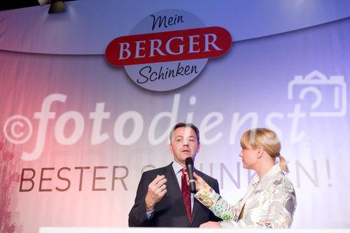(c) fotodienst / Anna Rauchenberger - Wien, am 26.11.2009 - Der Schinkenspezialist Berger präsentiert im Palais Niederösterreich sein neues Regionalitätskonzept 'Regional Optimal', seine AMA-Gütesiegelprodukte und die geplante Marketingoffensive. FOTO: Lebensminister DI Niki Berlakovich und Kristina Sprenger, Schauspielerin, Moderatorin
